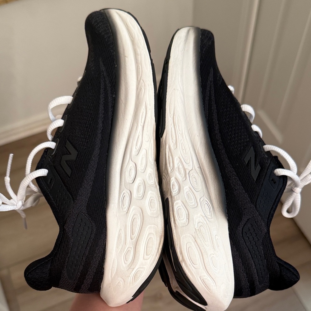 New Balance| Women's Fresh Foam X 1080 V13 Black & White Running Shoes in Size 8 - Picture 8 of 9